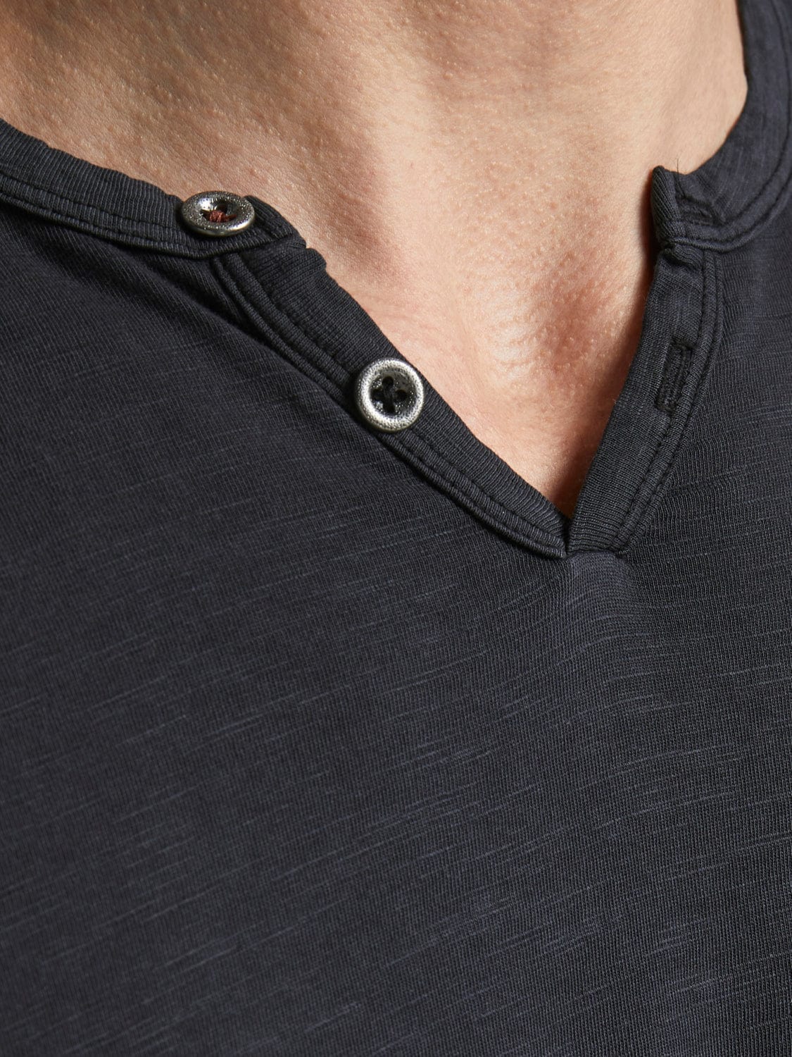 Camiseta cuello pico Negra - SPLIT